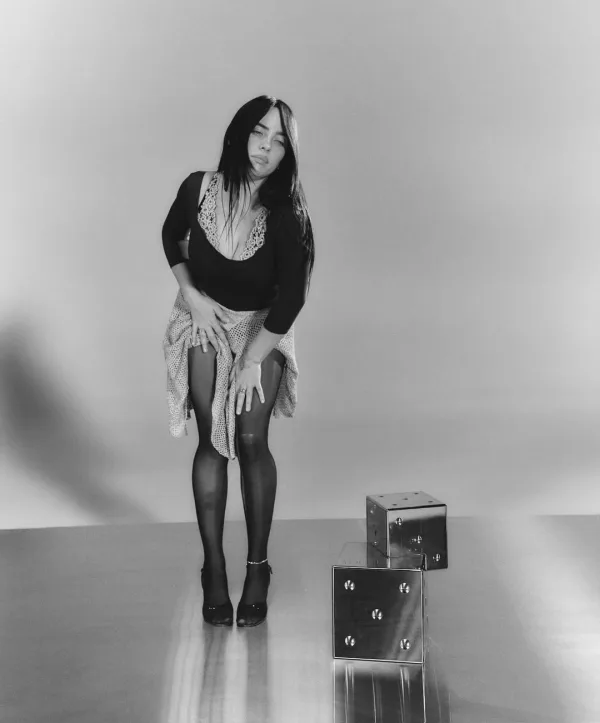 Η Billie Eilish στη σκηνή κατά τη διάρκεια συναυλίας της για τη συνεργασία με τον James Cameron.