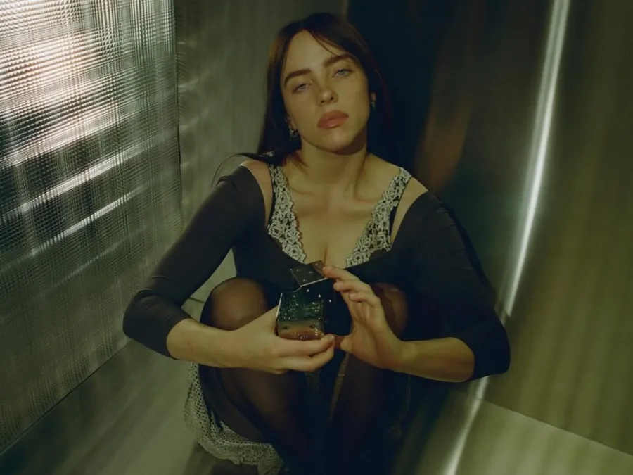 Η Billie Eilish στη σκηνή κατά τη διάρκεια συναυλίας της για τη συνεργασία με τον James Cameron.