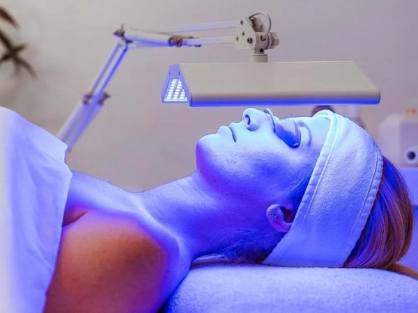 Blue light: Η viral τάση στο skincare για σπυράκια και λιπαρότητα