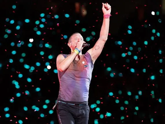 Στιγμιότυπο από την Kiss Cam σε συναυλία των Coldplay στη Βοστώνη που προκάλεσε αντιδράσεις στα social media.
