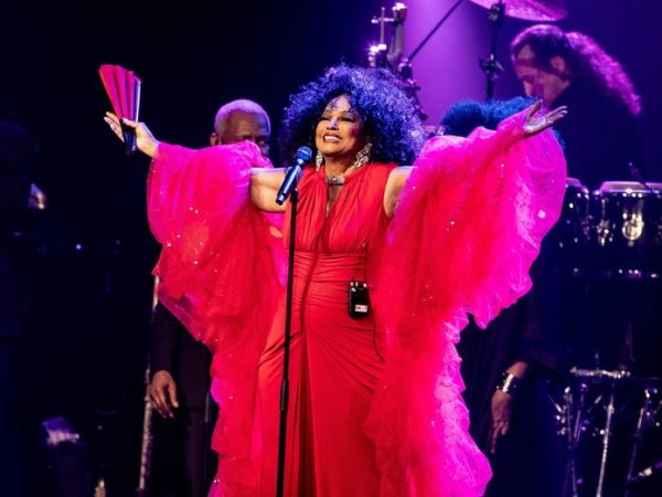 Αποθεώθηκε η Diana Ross στο Καλλιμάρμαρο – Χιλιάδες θεατές και εντυπωσιακό show