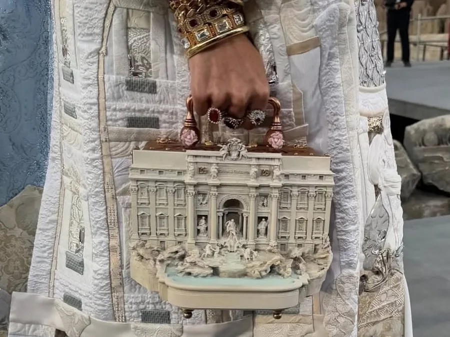 Μοντέλο στην πασαρέλα των Dolce & Gabbana με δημιουργία εμπνευσμένη από τη ρωμαϊκή ιστορία και την εκκλησιαστική τέχνη.