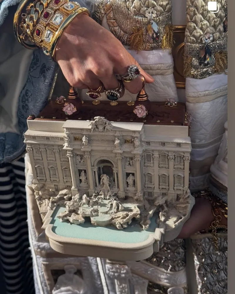 Μοντέλο στην πασαρέλα των Dolce & Gabbana με δημιουργία εμπνευσμένη από τη ρωμαϊκή ιστορία στο Ρωμαϊκό Φόρουμ.