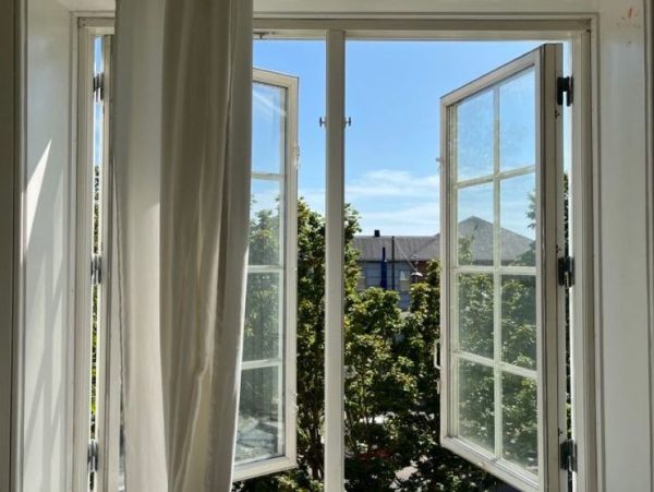 5 DIY κόλπα για να δροσιστείς στο σπίτι χωρίς ρεύμα ή κλιματιστικό