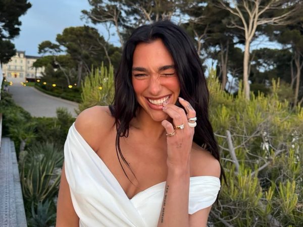 Η Dua Lipa μάς δίνει τη συνταγή της για ψητό λαβράκι με πατάτες