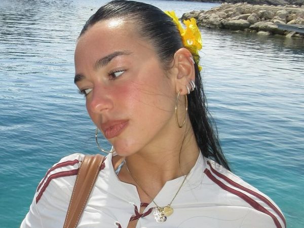 Το studded gold μανικιούρ της Dua Lipa είναι το πιο λαμπερό nail trend του καλοκαιριού