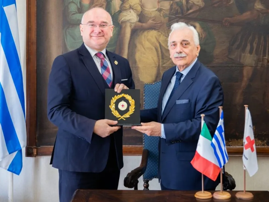 Ο Rosario Valastro και ο Πρόεδρος του Ελληνικού Ερυθρού Σταυρού σε συνάντηση.