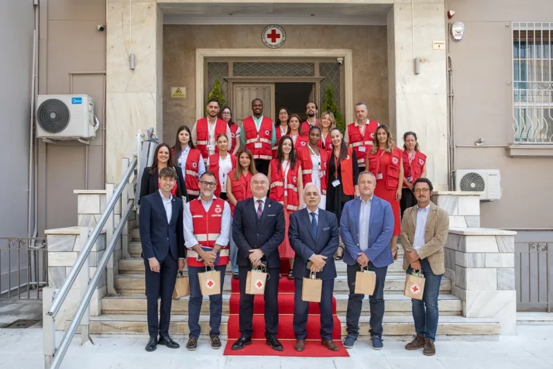 Ο Πρόεδρος του Ελληνικού Ερυθρού Σταυρού και ο Πρόεδρος του Ιταλικού Ερυθρού Σταυρού Rosario Valastro με μέλη των οργανισμών.