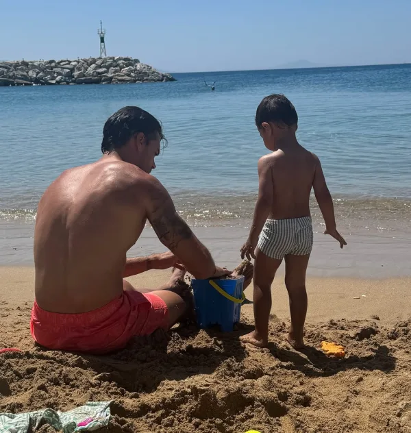 Η Ελένη Φουρέιρα απολαμβάνει τις καλοκαιρινές διακοπές της με τον Αλμπέρτο Μποτία και τον γιο τους.