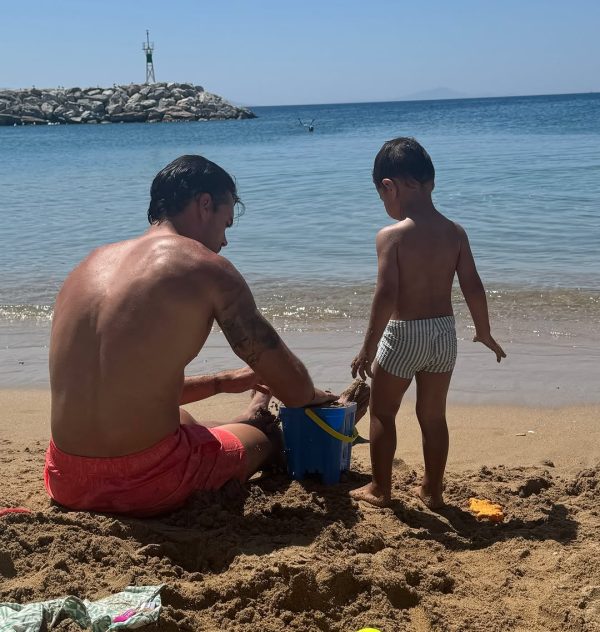 Η Ελένη Φουρέιρα απολαμβάνει τις καλοκαιρινές διακοπές της με τον Αλμπέρτο Μποτία και τον γιο τους.