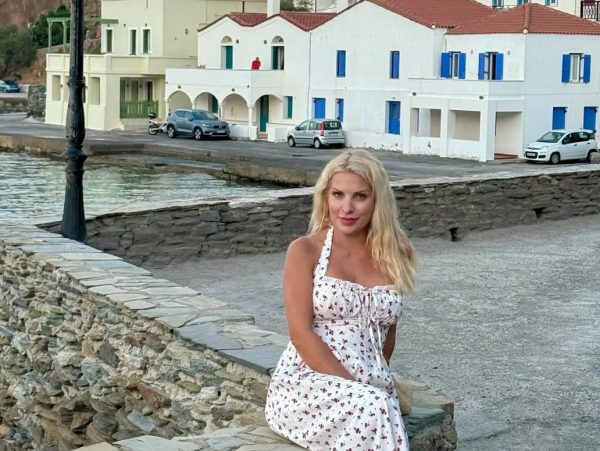 Ελένη Μενεγάκη: Με φόρεμα, σαγιονάρες και χωρίς μακιγιάζ στην Άνδρο