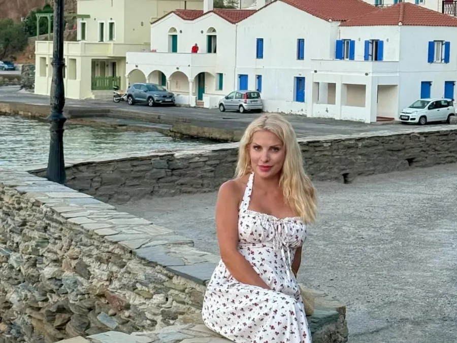 Η Ελένη Μενεγάκη στην Άνδρο με φόρεμα και χωρίς μακιγιάζ κατά τη διάρκεια των καλοκαιρινών της διακοπών.