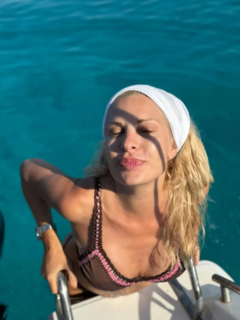 Η Ελένη Μενεγάκη ποζάρει με μαγιό και χωρίς μακιγιάζ, απολαμβάνοντας τη θάλασσα και τον ήλιο.
