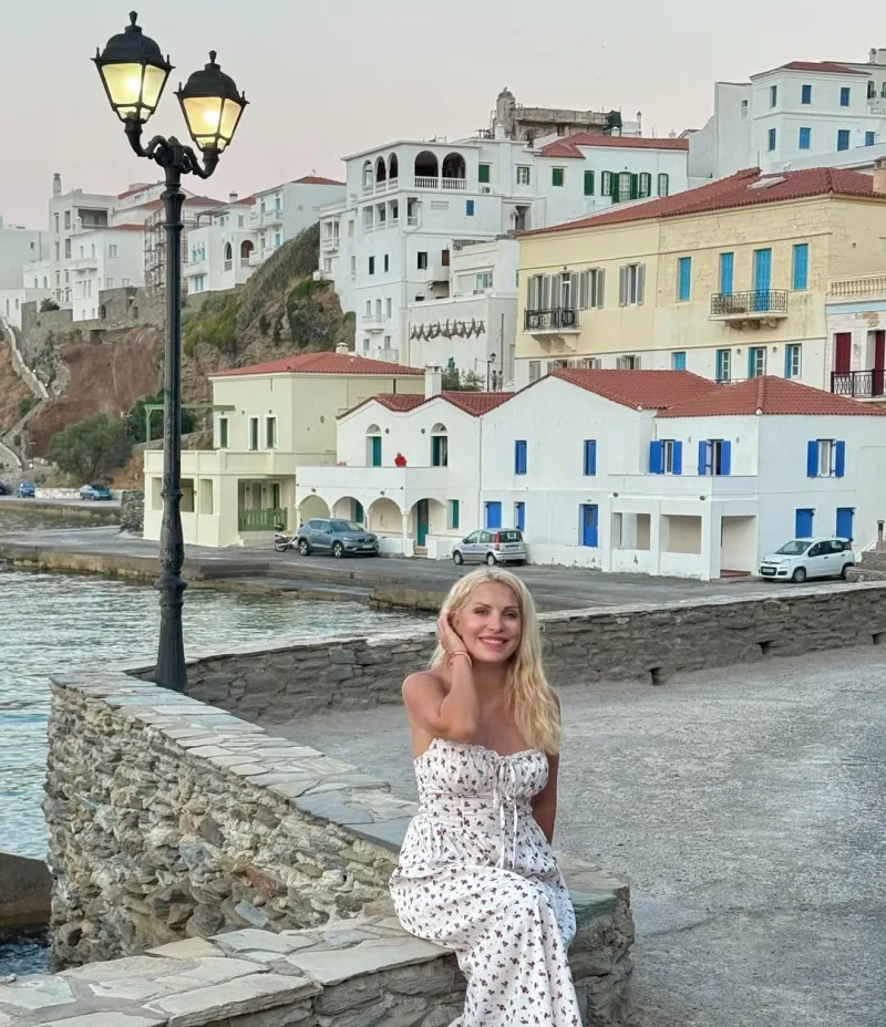 Η Ελένη Μενεγάκη στην Άνδρο με φόρεμα και χωρίς μακιγιάζ κατά τη διάρκεια των καλοκαιρινών της διακοπών.
