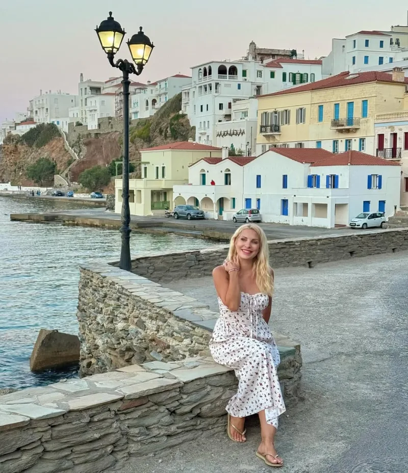 Η Ελένη Μενεγάκη ποζάρει χωρίς μακιγιάζ με φόρεμα και σαγιονάρες στις διακοπές της στην Άνδρο.
