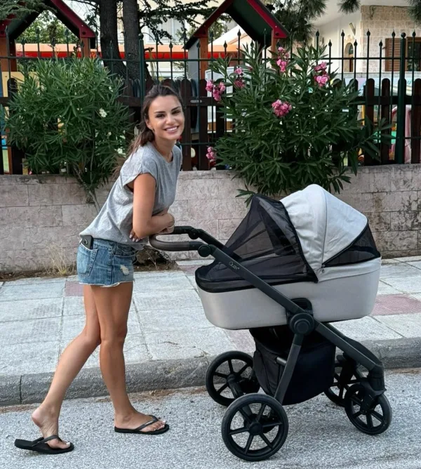 Η Ελένη Τσολάκη κρατά το χέρι της κόρης της σε τρυφερή καλοκαιρινή φωτογραφία.