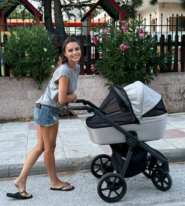 Η Ελένη Τσολάκη κρατά το χέρι της κόρης της σε τρυφερή καλοκαιρινή φωτογραφία.