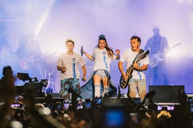 Επίσημη αφίσα για την περιοδεία Erreway Tour 2025 με αφορμή τη συναυλία του συγκροτήματος στην Αθήνα.