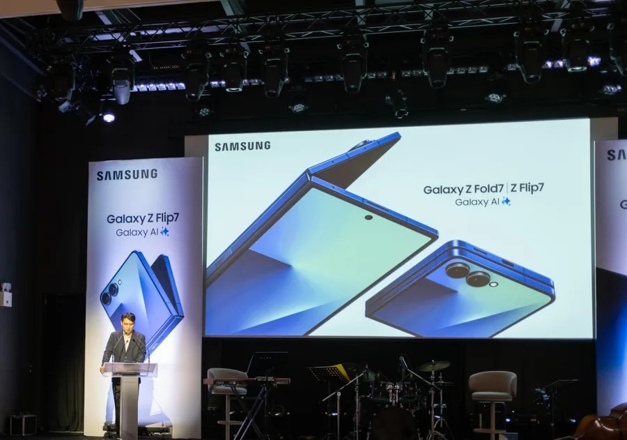 Παρουσίαση των Samsung Galaxy Z Fold7 και Z Flip7 σε σκηνή.