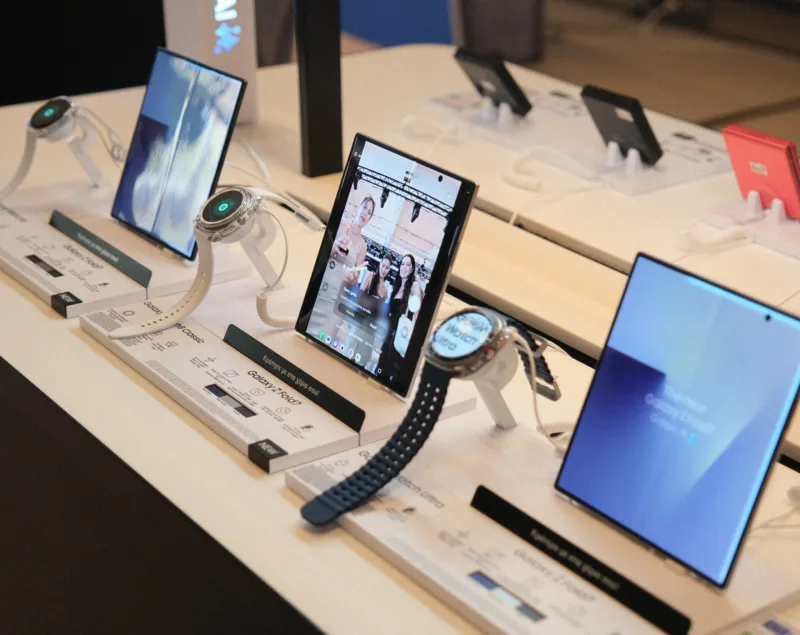 Παρουσίαση των νέων Samsung Galaxy Z Fold, Z Flip και Galaxy Watch σε εκθεσιακό χώρο.
