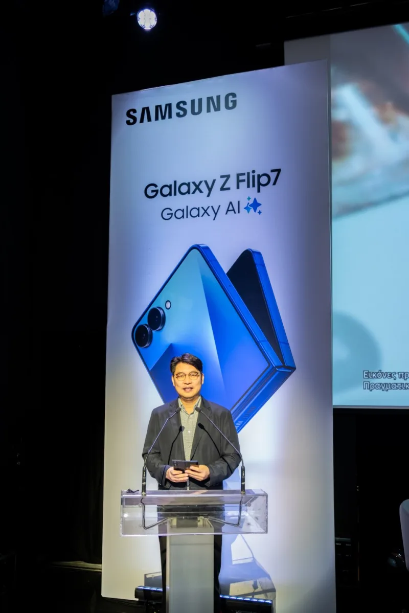 Παρουσίαση του Samsung Galaxy Z Flip7 από στέλεχος της εταιρείας.