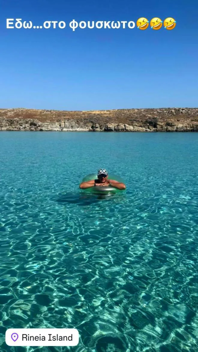 Ο Γιώργος Λιάγκας ποζάρει πάνω στο νέο του φουσκωτό σκάφος κατά τη διάρκεια των καλοκαιρινών του διακοπών.