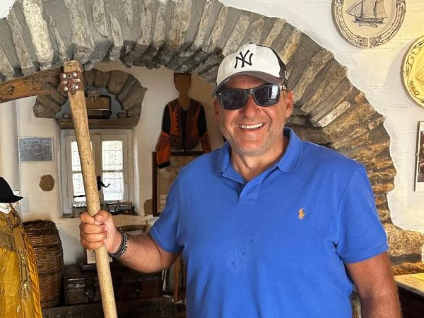 Ο Γιώργος Λιάγκας συνδυάζει στην Τήνο διακοπές με γυμναστική