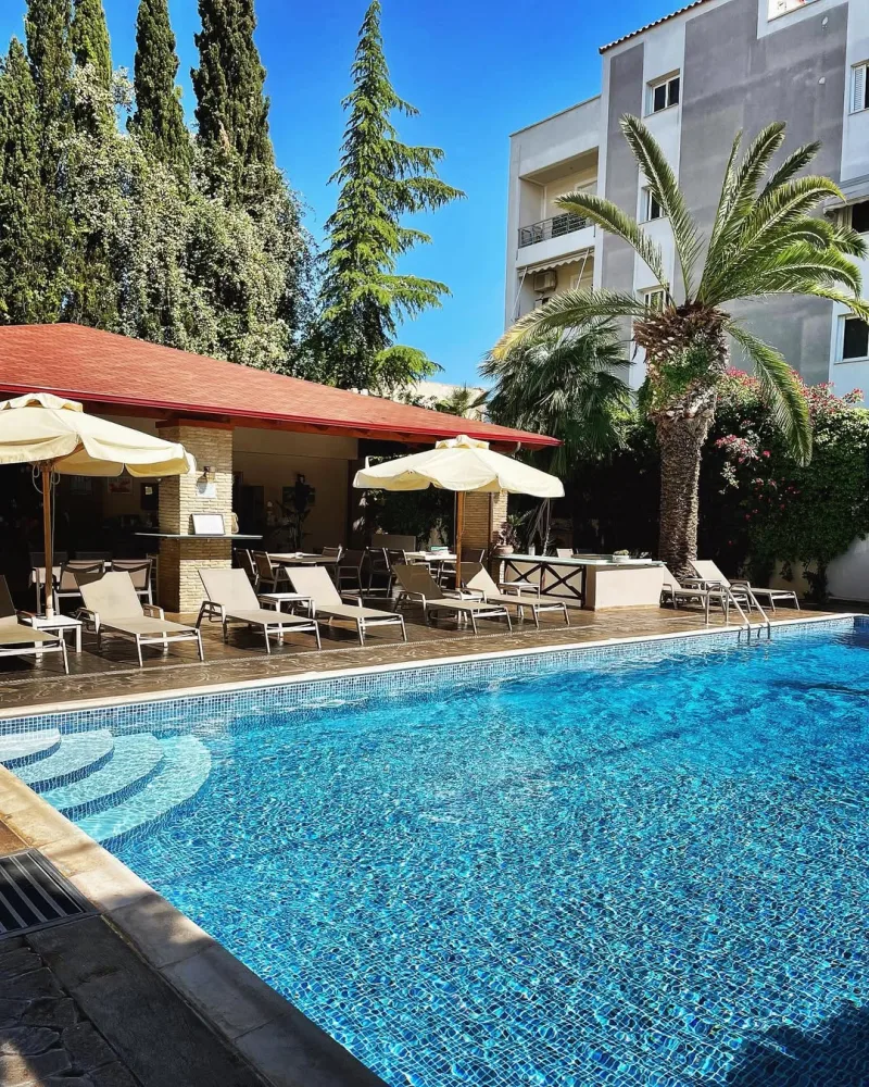 Πισίνα και χαλάρωση στο Green Hill Pool Bar στην Αθήνα για καλοκαιρινές βουτιές.