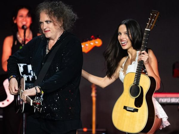 Ο Robert Smith μοιράζεται τη σκηνή με τη Olivia Rodrigo και η κιθαρίστριά της κλαίει