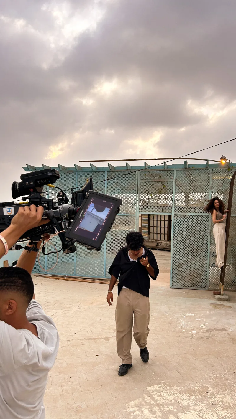 Ο AGapios σε backstage φωτογραφία από τα γυρίσματα του video clip του για το τραγούδι YIATI στο Κάιρο.