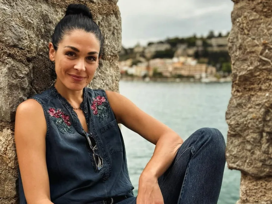 Η Ιωάννα Τριανταφυλλίδου δείχνει τη φουσκωμένη κοιλίτσα της σε βίντεο στο TikTok κατά τη διάρκεια της εγκυμοσύνης της.