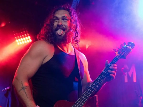 Το live που έγινε viral: Ο Jason Momoa επί σκηνής ημίγυμνος