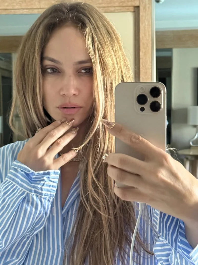 Η Jennifer Lopez βγάζει selfie στον καθρέφτη.