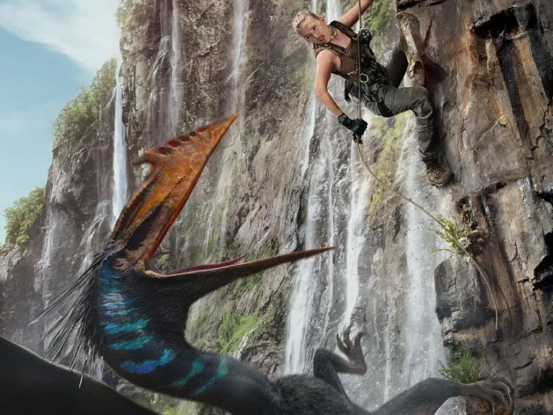Σκηνή από την ταινία Jurassic World: Αναγέννηση με γυναίκα να αναρριχάται και έναν πτερόσαυρο.