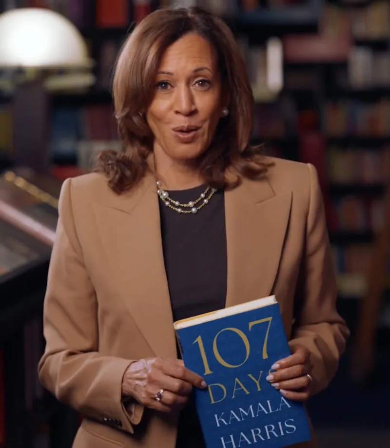 Η Kamala Harris κρατάει το βιβλίο της με τίτλο 107 Days.