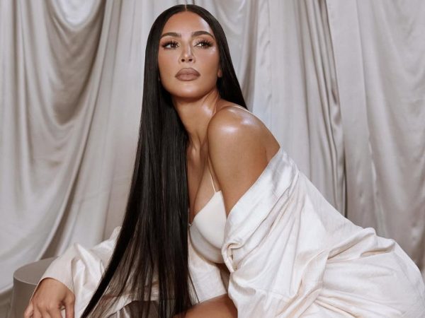 Η Kim Kardashian λανσάρει face shapewear και αλλάζει ξανά τους κανόνες της ομορφιάς