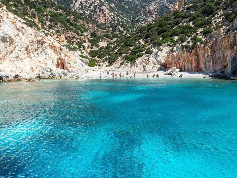 Κρυστάλλινα νερά σε παραλία της Κιμώλου, την καθαρότερη παραλία στον κόσμο σύμφωνα με έρευνα.