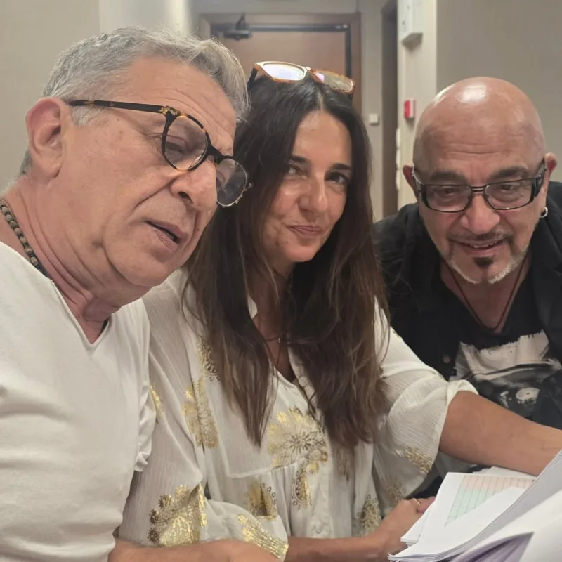 Τρεις ηθοποιοί, μέλη του σπουδαίου cast, εξετάζουν σενάρια για τις νέες σειρές της ΕΡΤ.