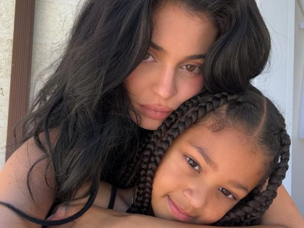 Kylie Jenner και Stormi βάφονται παρέα στο πιο γλυκό GRWM του TikTok