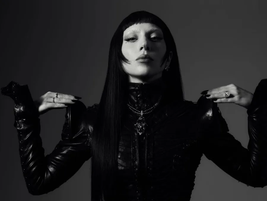 Η Lady Gaga σε παιχνιδιάρικη εμφάνιση εμπνευσμένη από Labubu πριν τη συναυλία Mayhem Ball.