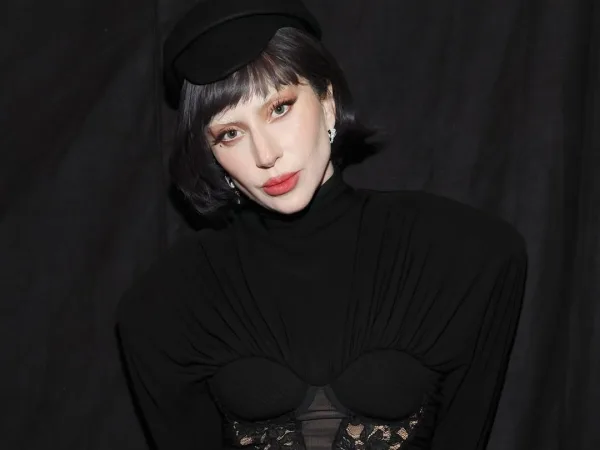 Η Lady Gaga στη σκηνή με πατερίτσες κατά την πρεμιέρα του Mayhem Ball Tour για το τραγούδι Paparazzi.