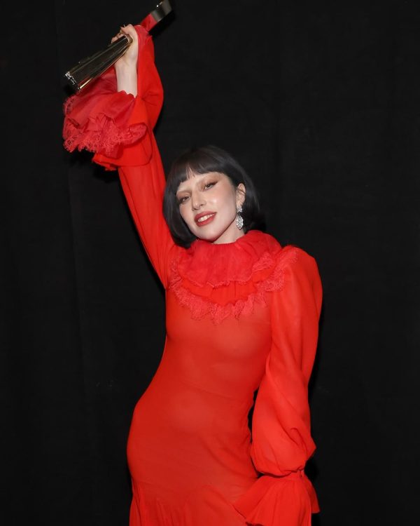 Η Lady Gaga στη σκηνή με πατερίτσες κατά την πρεμιέρα του Mayhem Ball Tour για το τραγούδι Paparazzi.