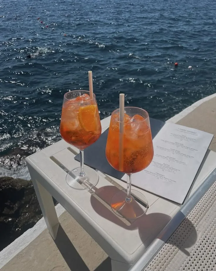 Καλοκαιρινή ατμόσφαιρα και δραστηριότητες για τη λίστα του Αυγούστου.