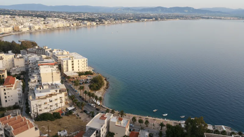 Παραλία σε καλοκαιρινό προορισμό κοντά στην Αθήνα για απόδραση το Σαββατοκύριακο.