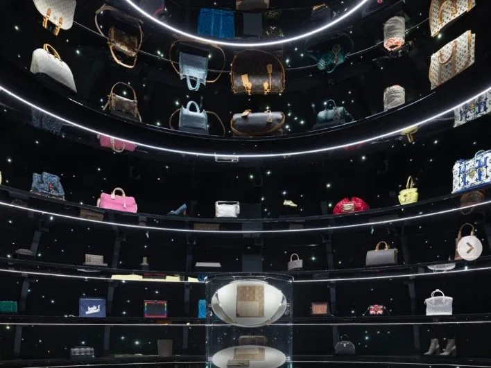 Εκθέματα από τη νέα έκθεση του οίκου Louis Vuitton στην Ιαπωνία με ιστορικά κομμάτια και καινοτόμες δημιουργίες.