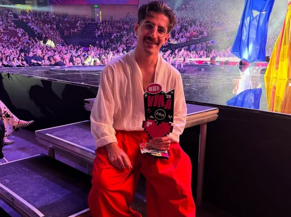 Από το «Μουσικό Μπαλκόνι» στα MAD VMA: Ο Papazó στέφθηκε Καλύτερος Πρωτοεμφανιζόμενος