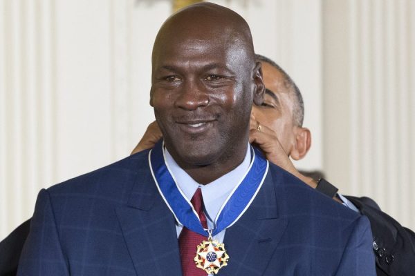 Ο Michael Jordan σε δείπνο δίπλα στη θάλασσα στο Καβούρι.