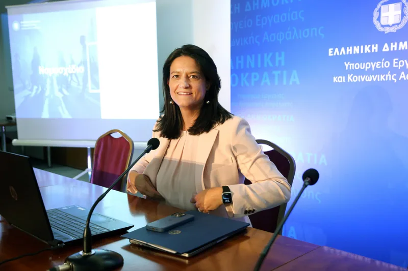 Η υπουργός Εργασίας Νίκη Κεραμέως σε επίσημη εμφάνιση.