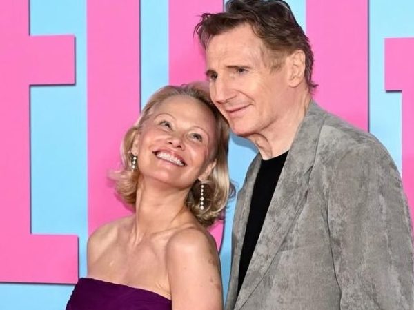 Pamela Anderson και Liam Neeson ποζάρουν με τους γιους τους στην πρεμιέρα του Naked Gun
