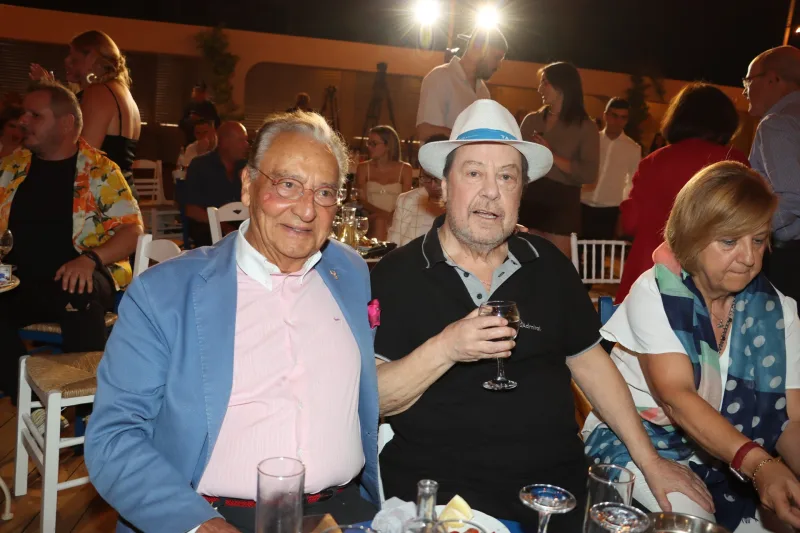 Ο Γιάννης Πάριος με τον Πρόεδρο της Minos EMI, Μάκη Μάτσα, στην παρουσίαση του νέου του δίσκου.
